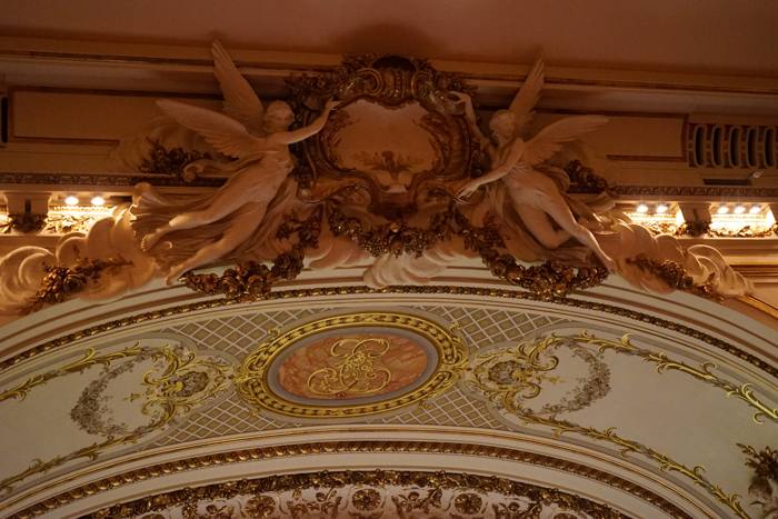 Détail doré du plafond de l'Opéra, anges et ornements Belle Époque