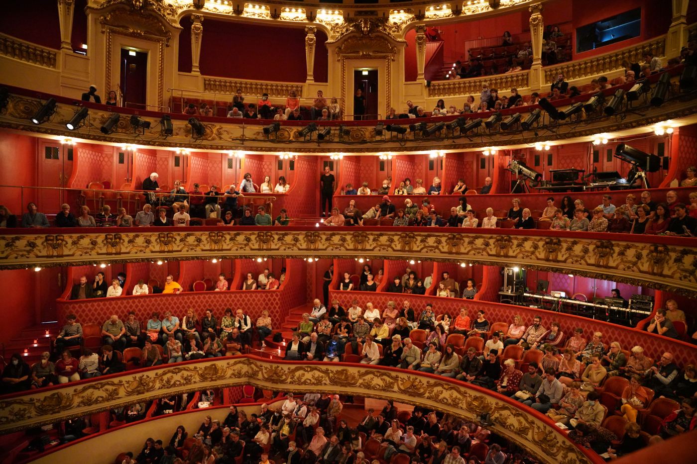 L'Opéra national de Nancy-Lorraine illuminé de rouge et d'orangé, de nuit, Place Stanislas